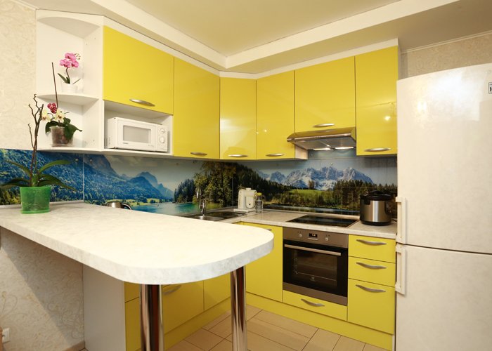 Желтая угловая кухня с акриловыми фасадами