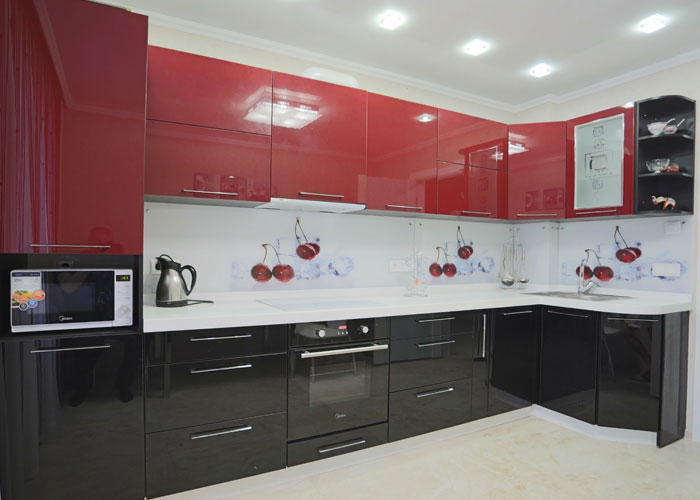 Красно-черная кухня с акриловыми фасадами